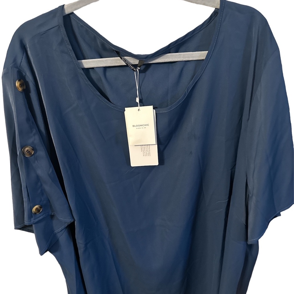 NWT bloom chic navy blue blouse with brown buttons on sleeve round neck US 28